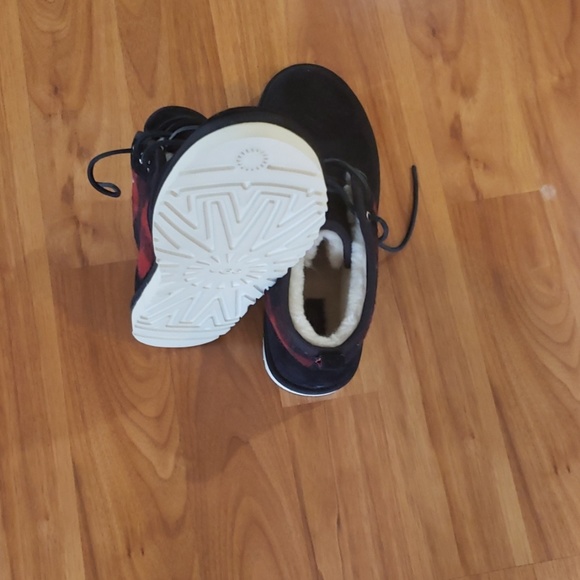 UGG For Men - Picture 4 of 4